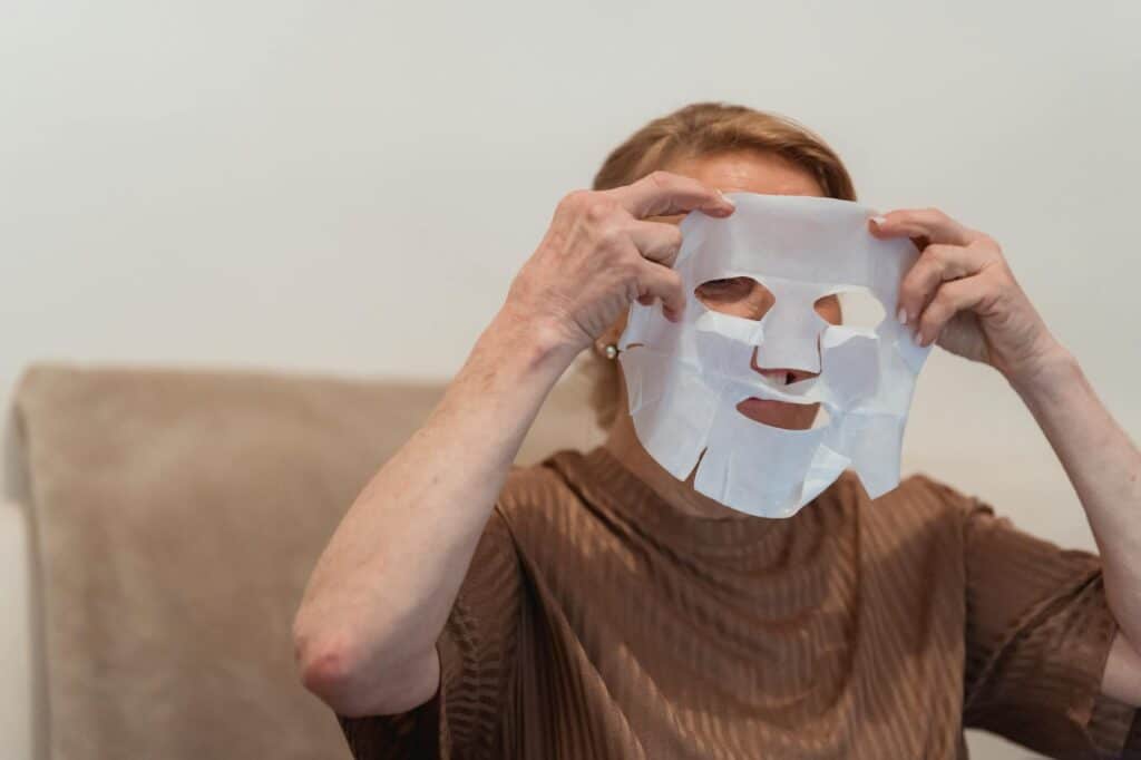 donna matura serena estate cura della pelle viso