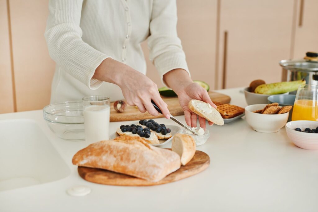 donna a colazione sana in cucina al mattino