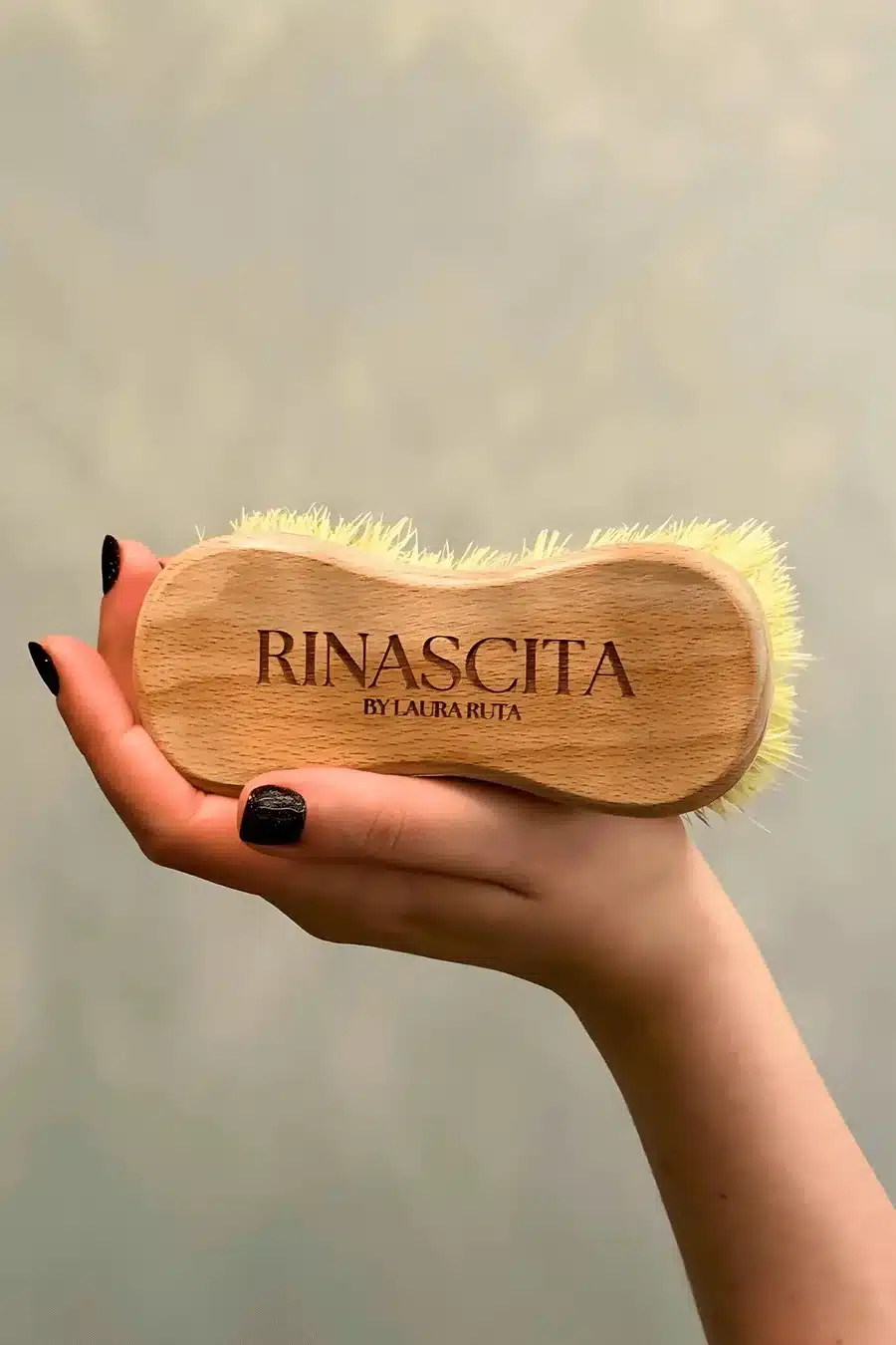 Spazzola corpo in fibra di Tampico incisa Rinascita by Laura Ruta