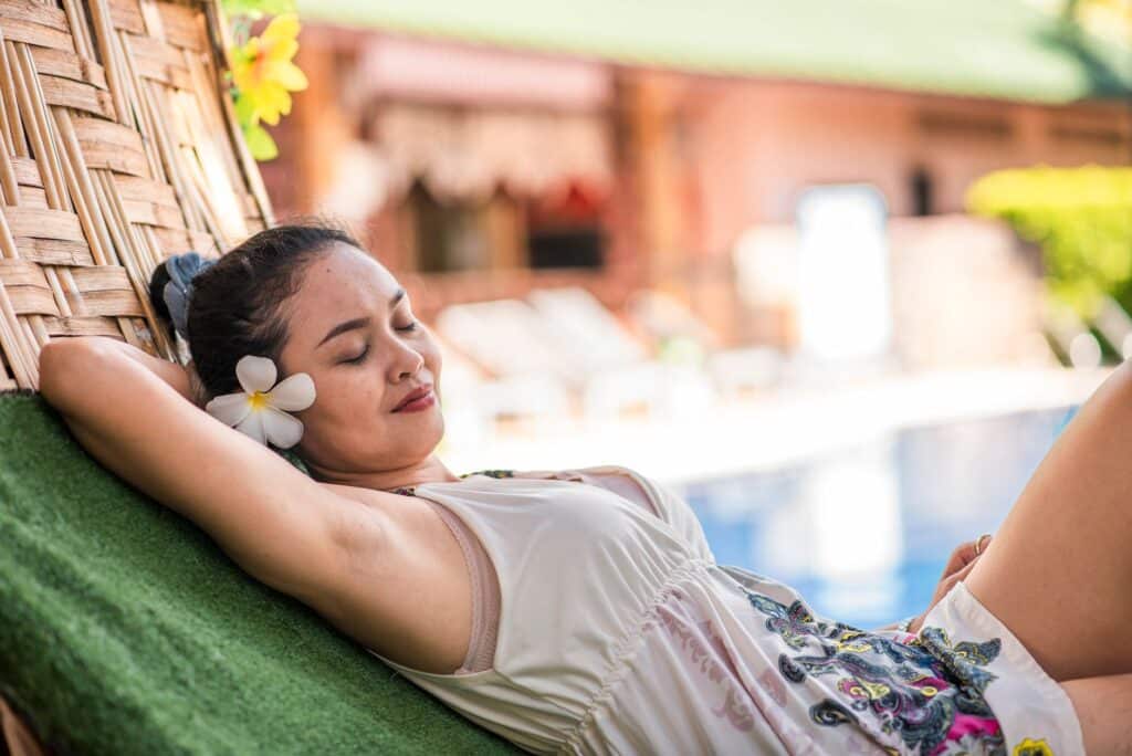 donna in vacanza con la sua routine di bellezza