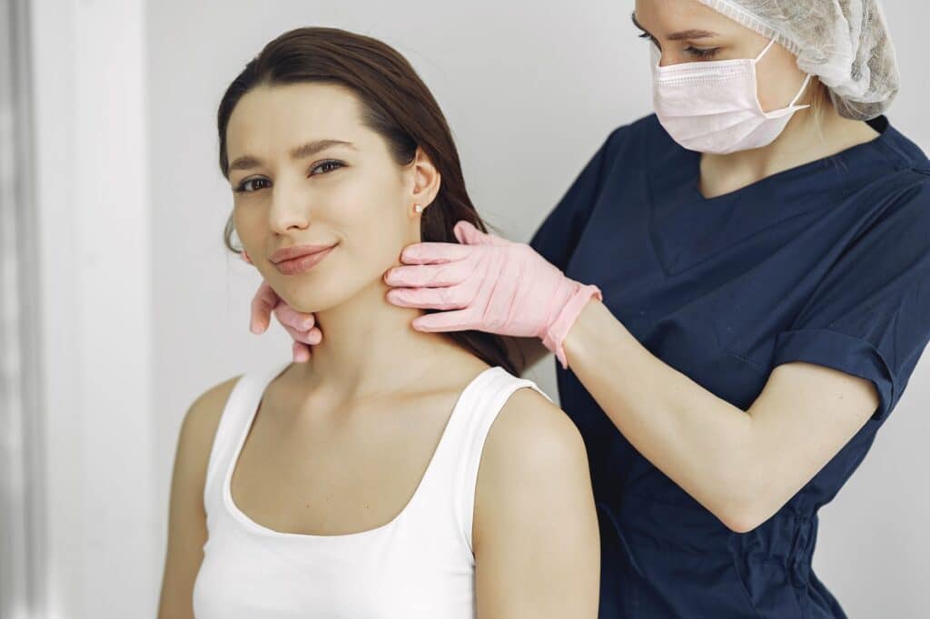Dermatologa che esamina la pelle di una paziente