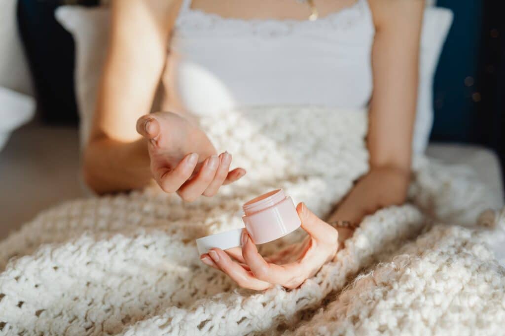 Donna con routine skincare autunnale