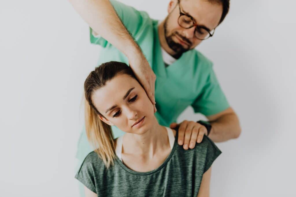 donna che si tiene il collo con tensione cervicale da stress